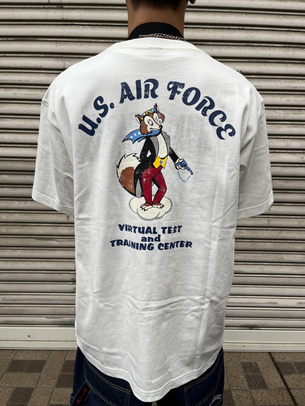 ブルー系のショルダーバッグ、ブルー系のパンツ、ホワイト系のTシャツ/カットソーを着用したメンズの春コーディネートの2枚目の写真