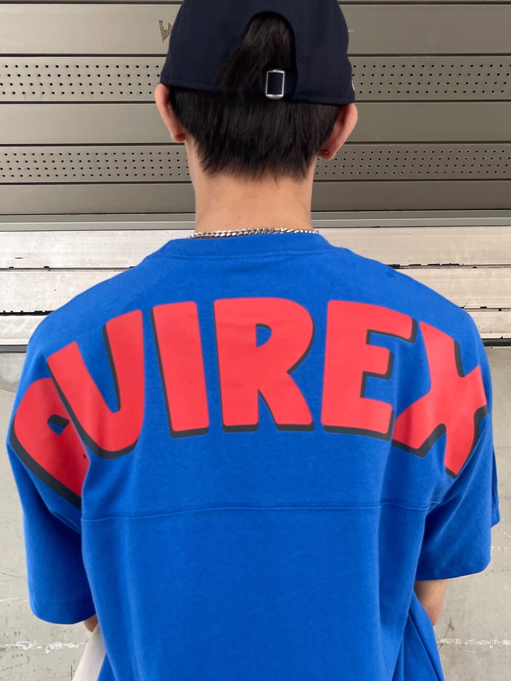 ブルー系のTシャツ/カットソー、ベージュ系のカーゴパンツ、ブルー系のキャップを着用したメンズの春コーディネートの2枚目の写真