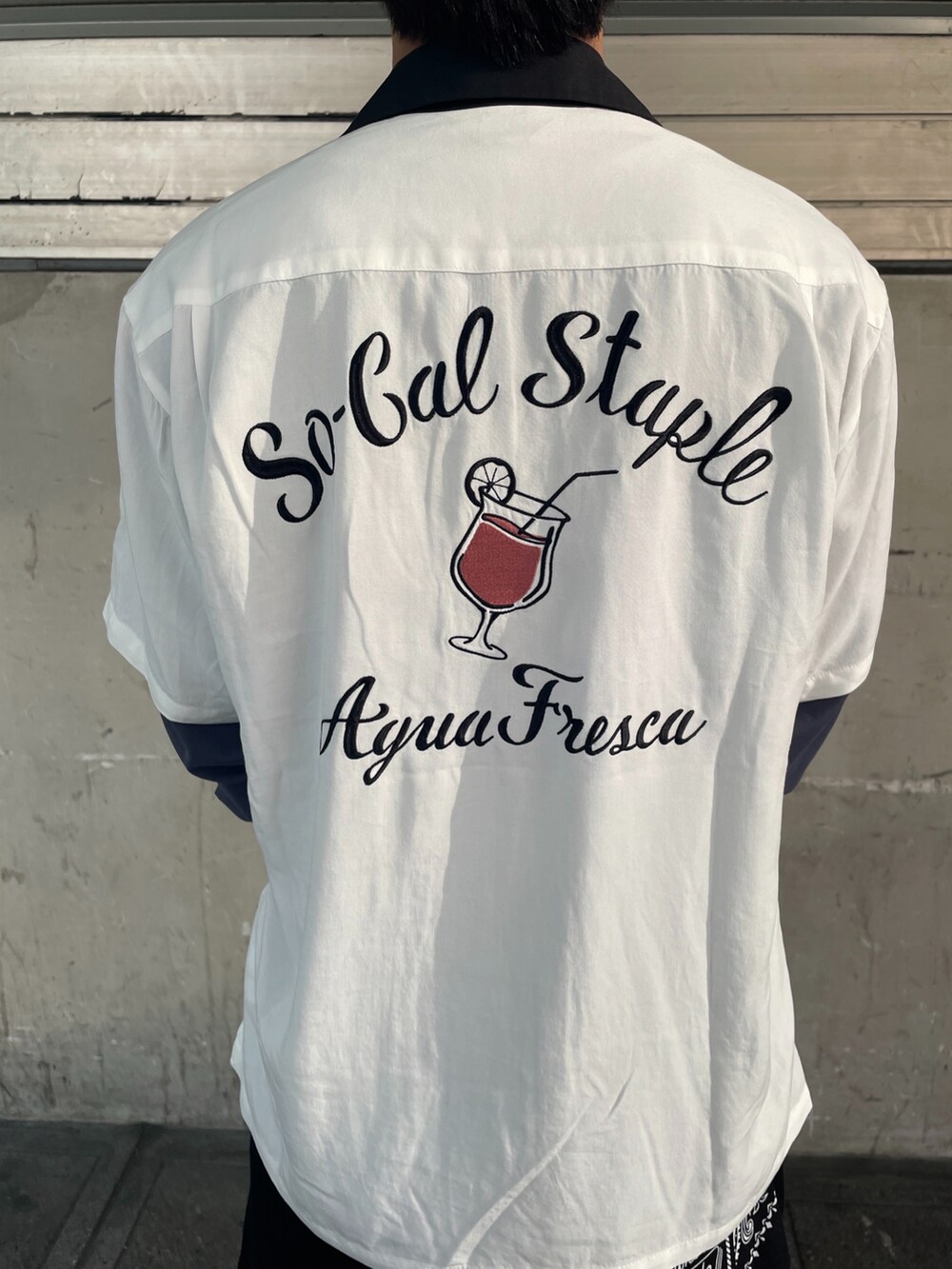 ホワイト系のシャツ/ブラウス、ブラック系のチノパンツ、ブルー系のTシャツ/カットソーを着用したメンズの春コーディネートの2枚目の写真