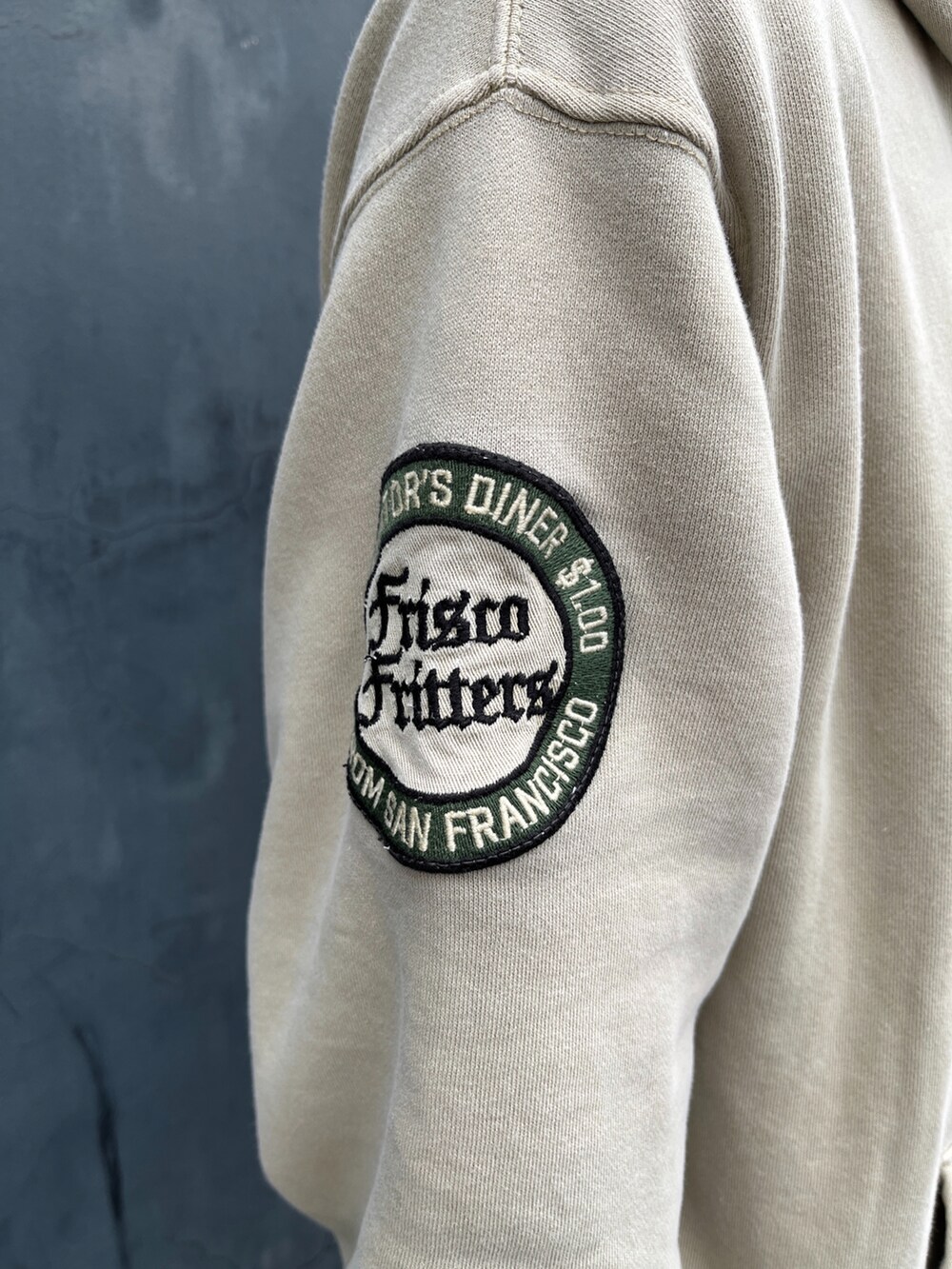 その他のパーカー、ブルー系のデニムパンツを着用したメンズの冬コーディネートの3枚目の写真