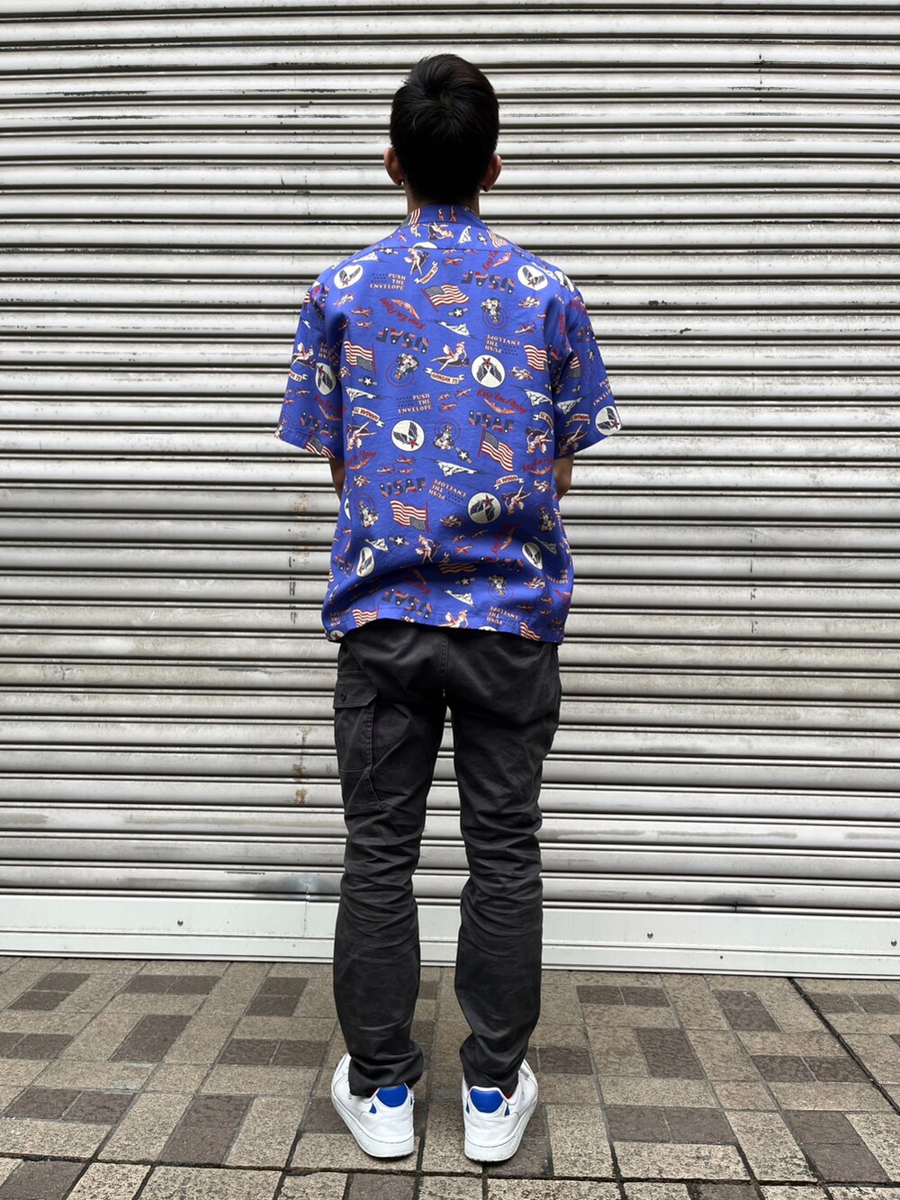 その他のパンツ、ブルー系のTシャツ/カットソー、ブルー系のシャツ/ブラウスを着用したメンズの夏コーディネートの2枚目の写真