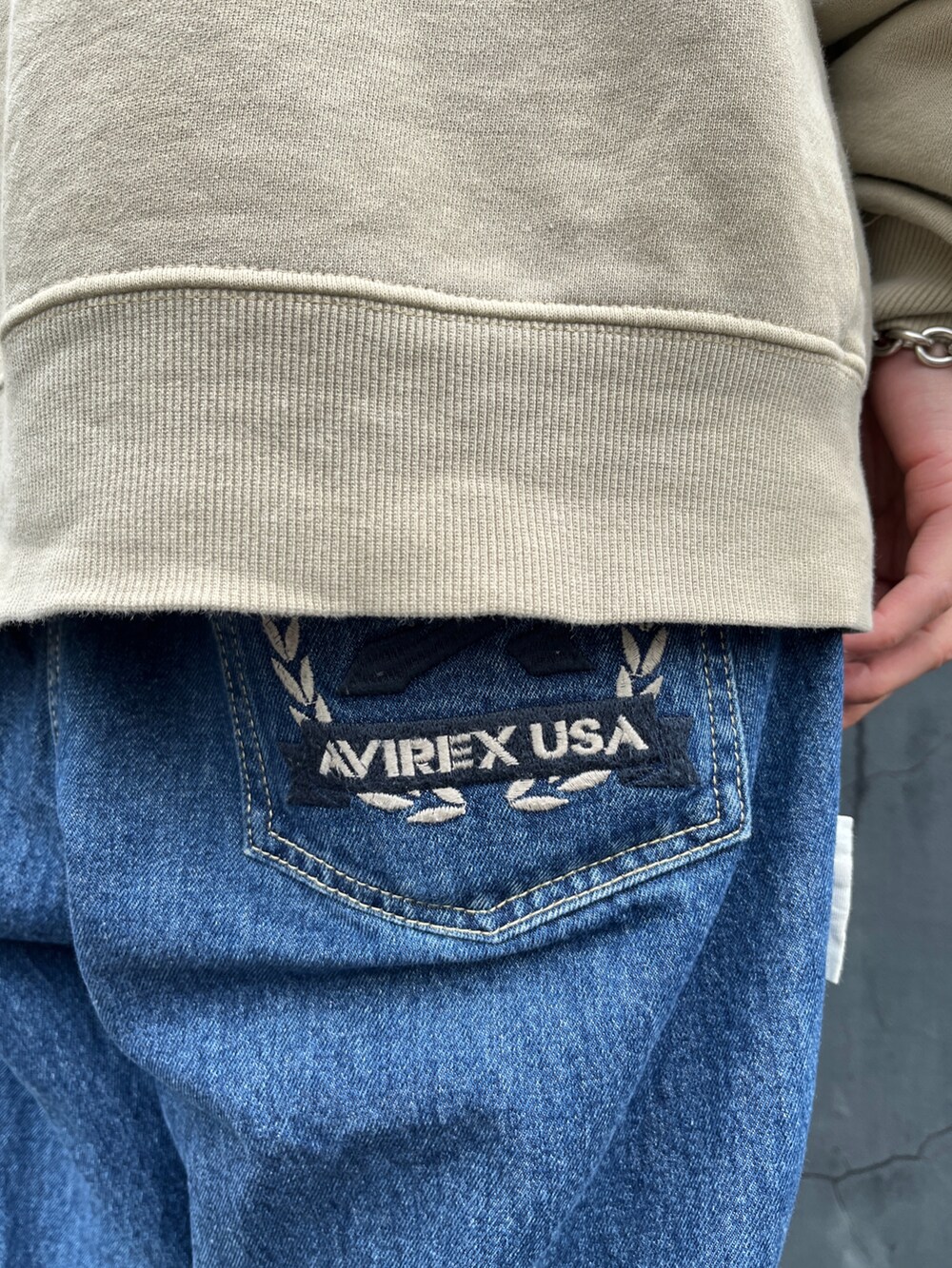 その他のパーカー、ブルー系のデニムパンツを着用したメンズの冬コーディネートの5枚目の写真