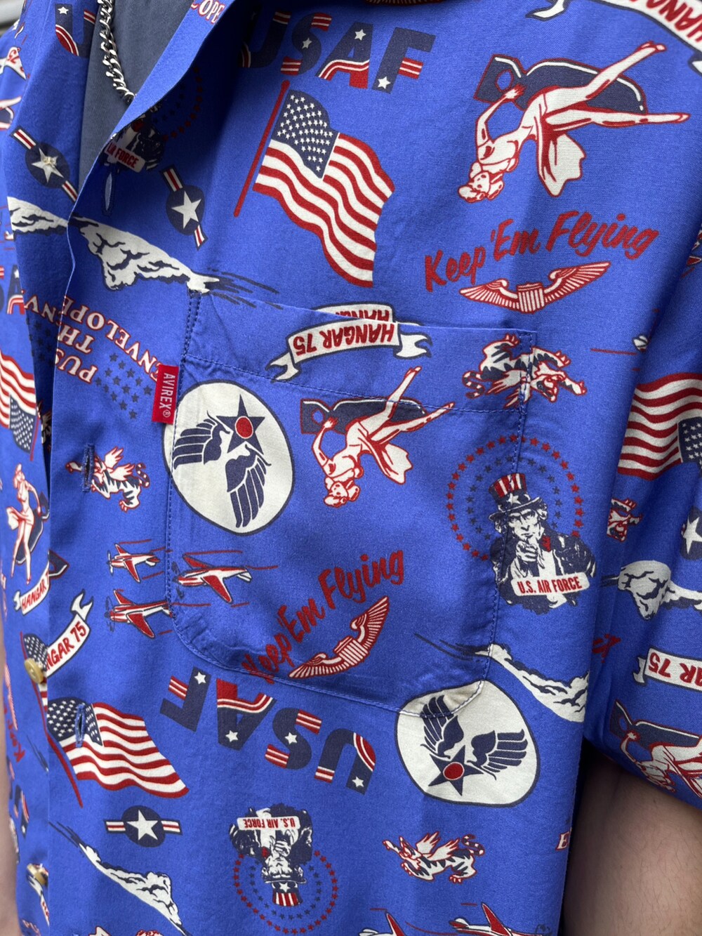 その他のパンツ、ブルー系のTシャツ/カットソー、ブルー系のシャツ/ブラウスを着用したメンズの夏コーディネートの3枚目の写真