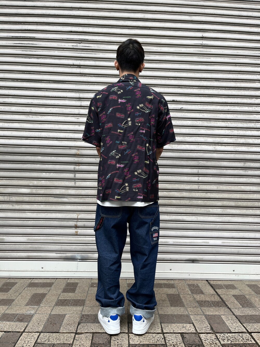 ホワイト系のTシャツ/カットソー、ブラック系のシャツ/ブラウス、その他のデニムパンツを着用したメンズの夏コーディネートの2枚目の写真