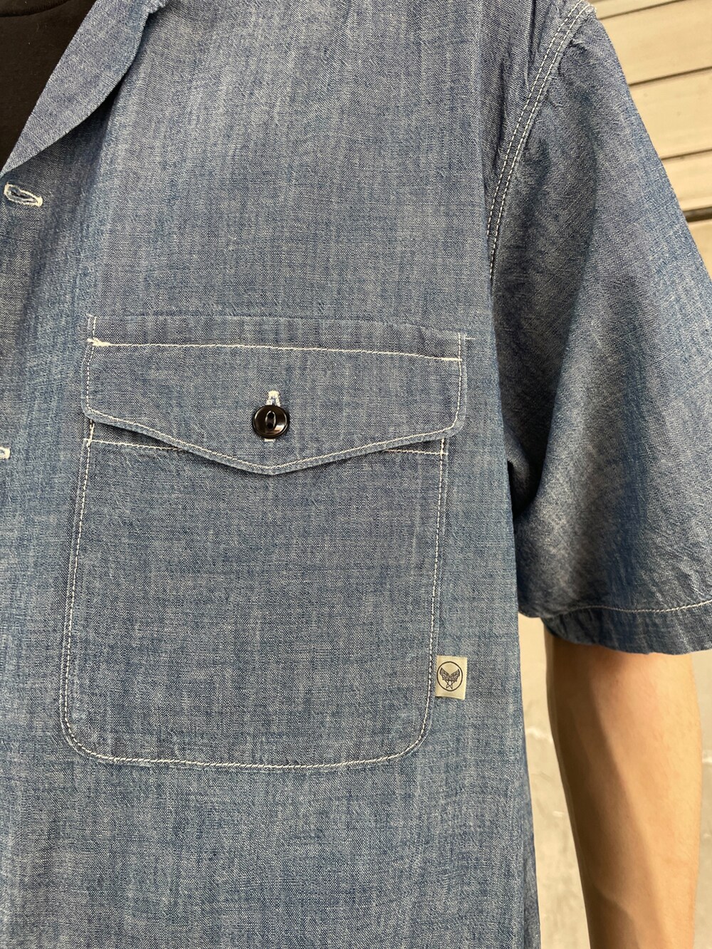 その他のチノパンツ、ブラック系のTシャツ/カットソーを着用したメンズの春コーディネートの3枚目の写真
