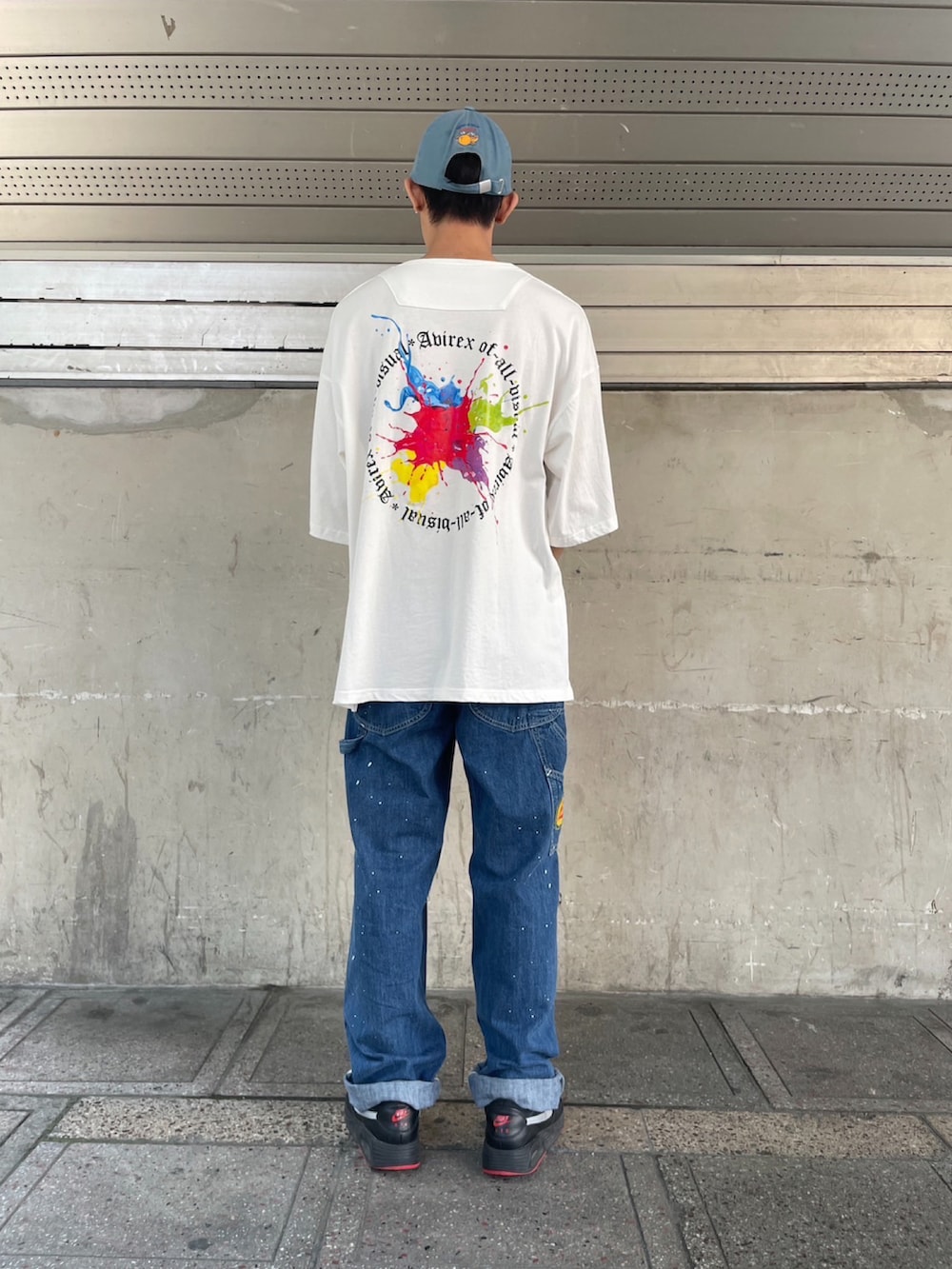 ホワイト系のTシャツ/カットソー、ホワイト系のデニムパンツ、ブルー系のキャップを着用したメンズの夏コーディネートの2枚目の写真