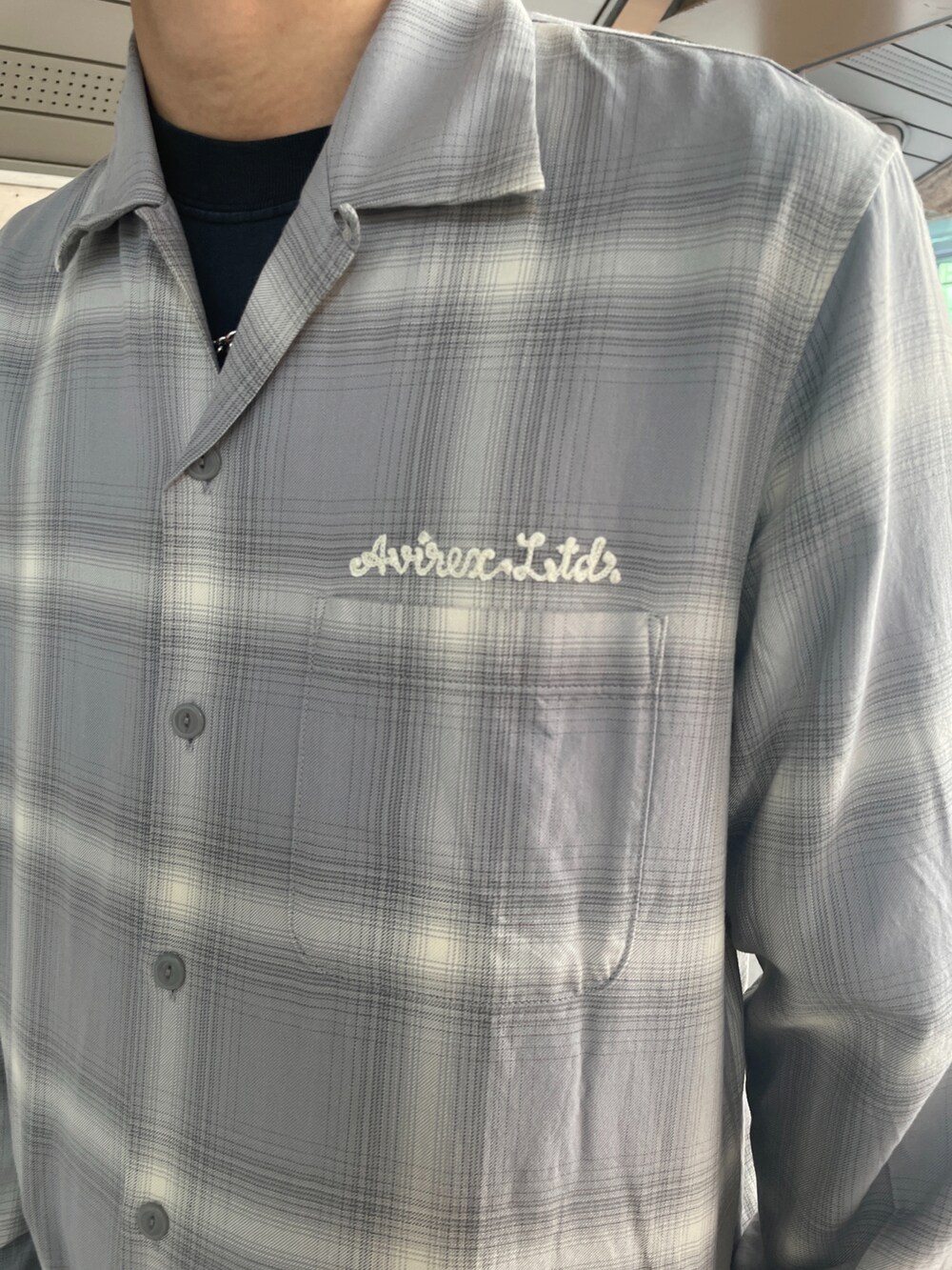 ブラック系のTシャツ/カットソー、グレー系のシャツ/ブラウス、ブラック系のチノパンツを着用したメンズの春コーディネートの3枚目の写真