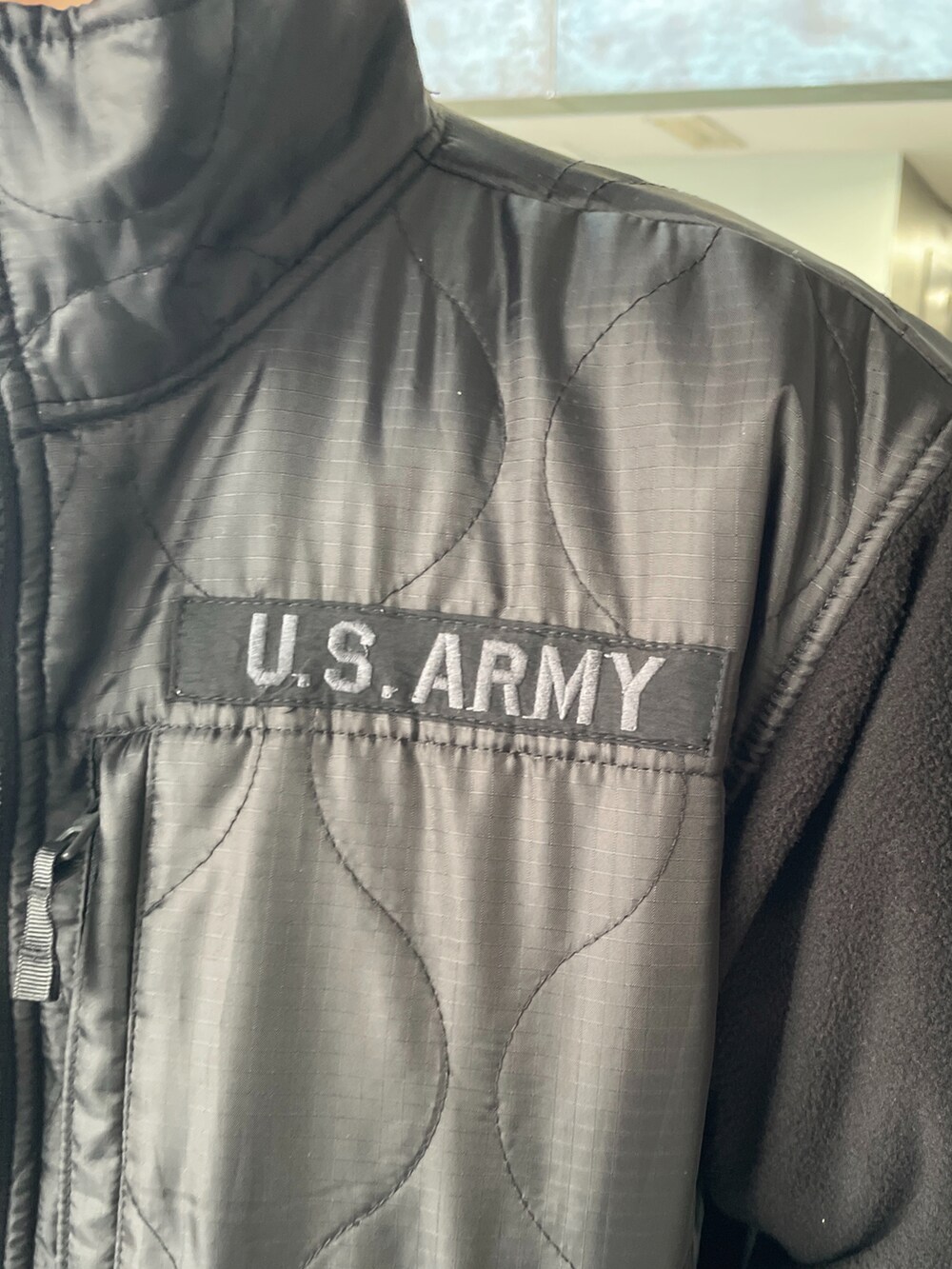 ベージュ系のカーゴパンツ、ホワイト系のスウェット、ホワイト系のその他アウターを着用したメンズの冬コーディネートの2枚目の写真