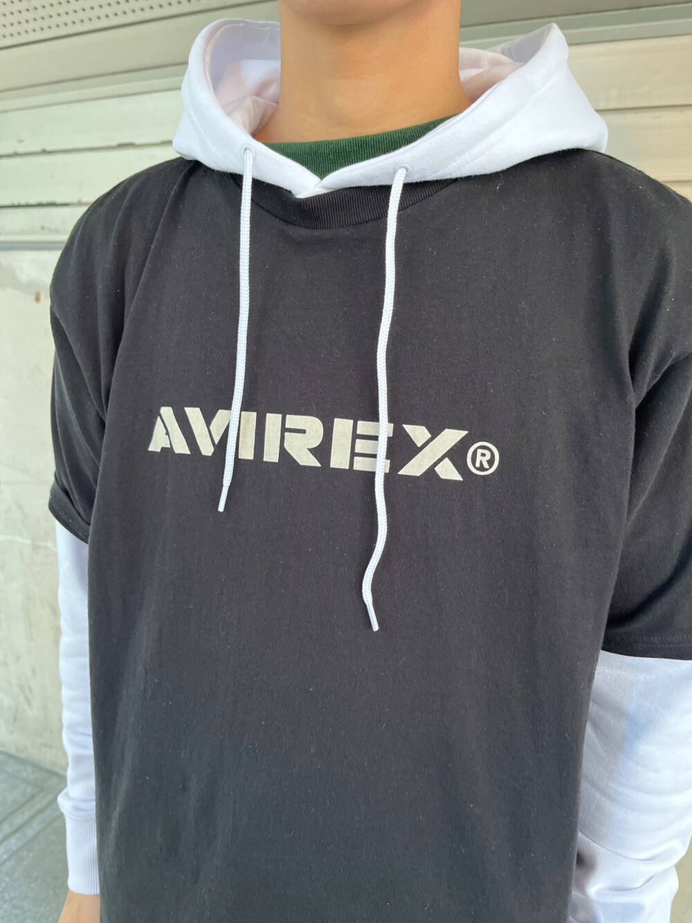 ブラック系のTシャツ/カットソー、ブルー系のパンツ、ホワイト系のパーカーを着用したメンズの春コーディネートの3枚目の写真
