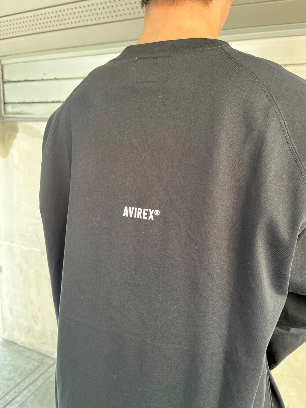 ブラック系のTシャツ/カットソー、グリーン系のその他パンツ、ブルー系のキャップを着用したメンズの春コーディネートの2枚目の写真