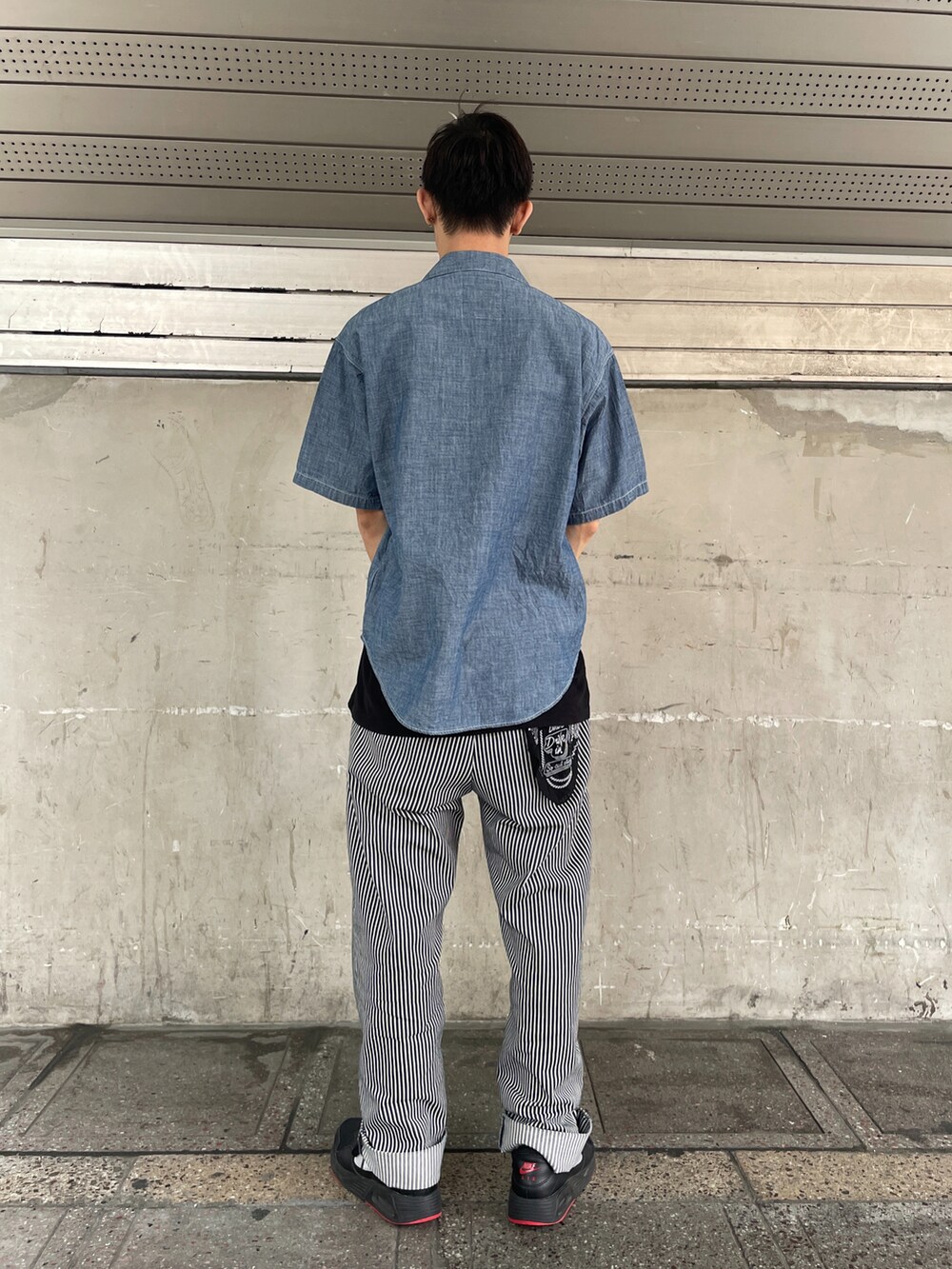 その他のチノパンツ、ブラック系のTシャツ/カットソーを着用したメンズの春コーディネートの2枚目の写真