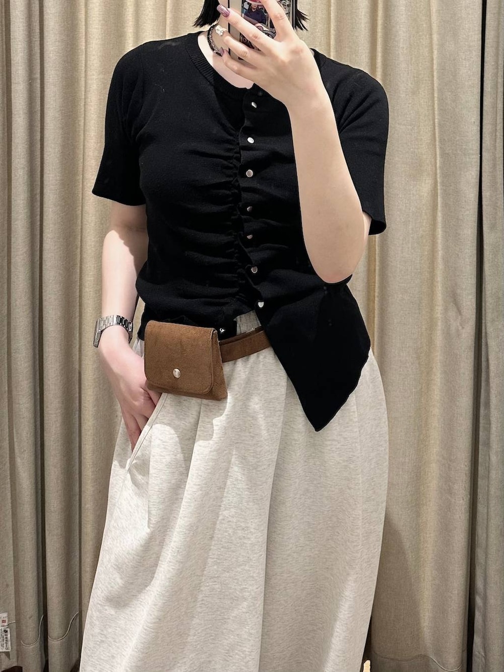 グレー系のスウェットパンツ、ブラック系のサンダル、ブラック系のカーディガン/ボレロを着用したレディースの夏コーディネートの3枚目の写真