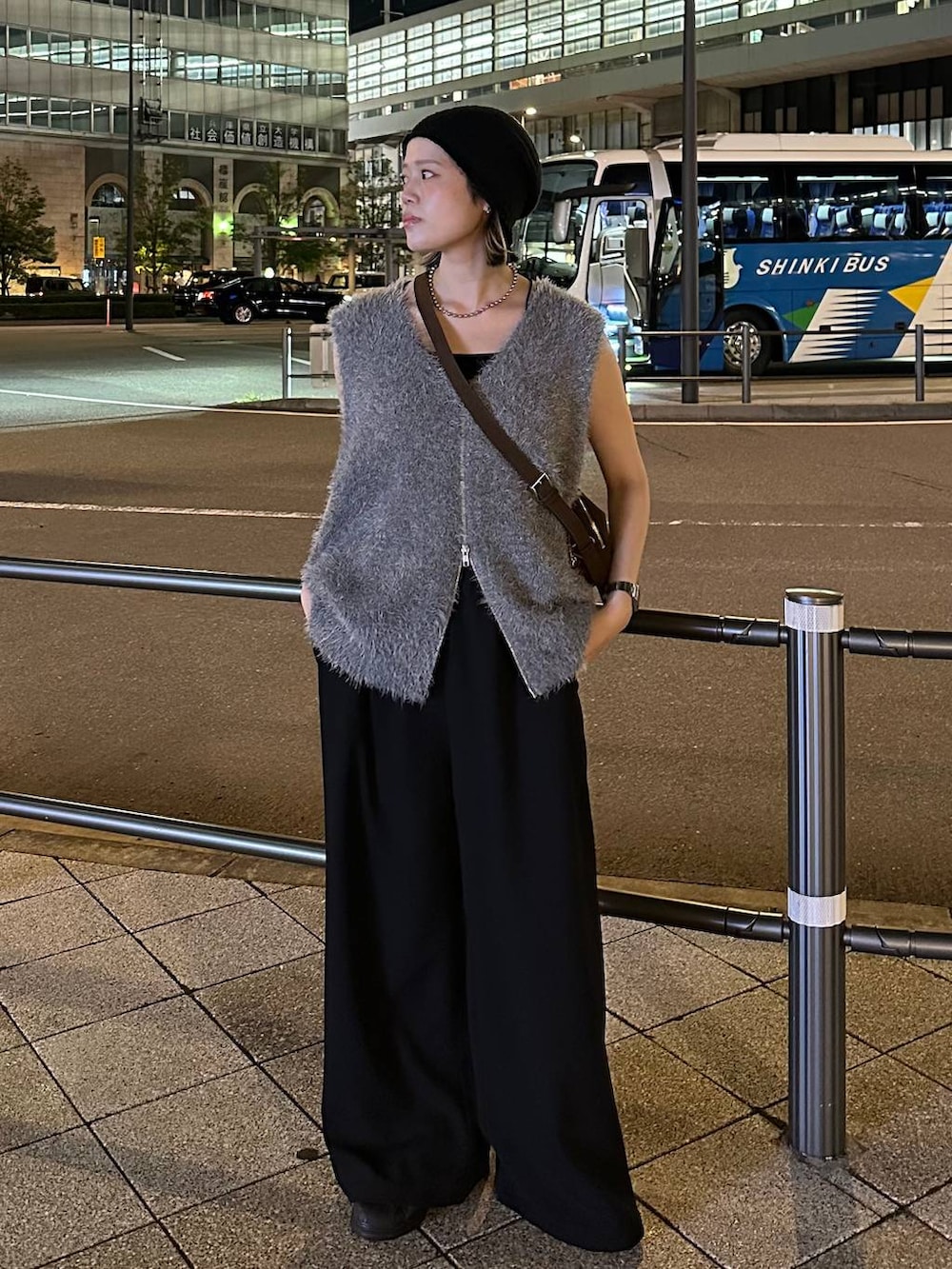 ブラック系のその他パンツ、ブラウン系のショルダーバッグ、グレー系のベストを着用したレディースの夏コーディネートの2枚目の写真