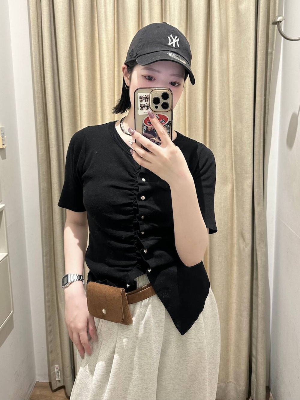 グレー系のスウェットパンツ、ブラック系のサンダル、ブラック系のカーディガン/ボレロを着用したレディースの夏コーディネートの2枚目の写真