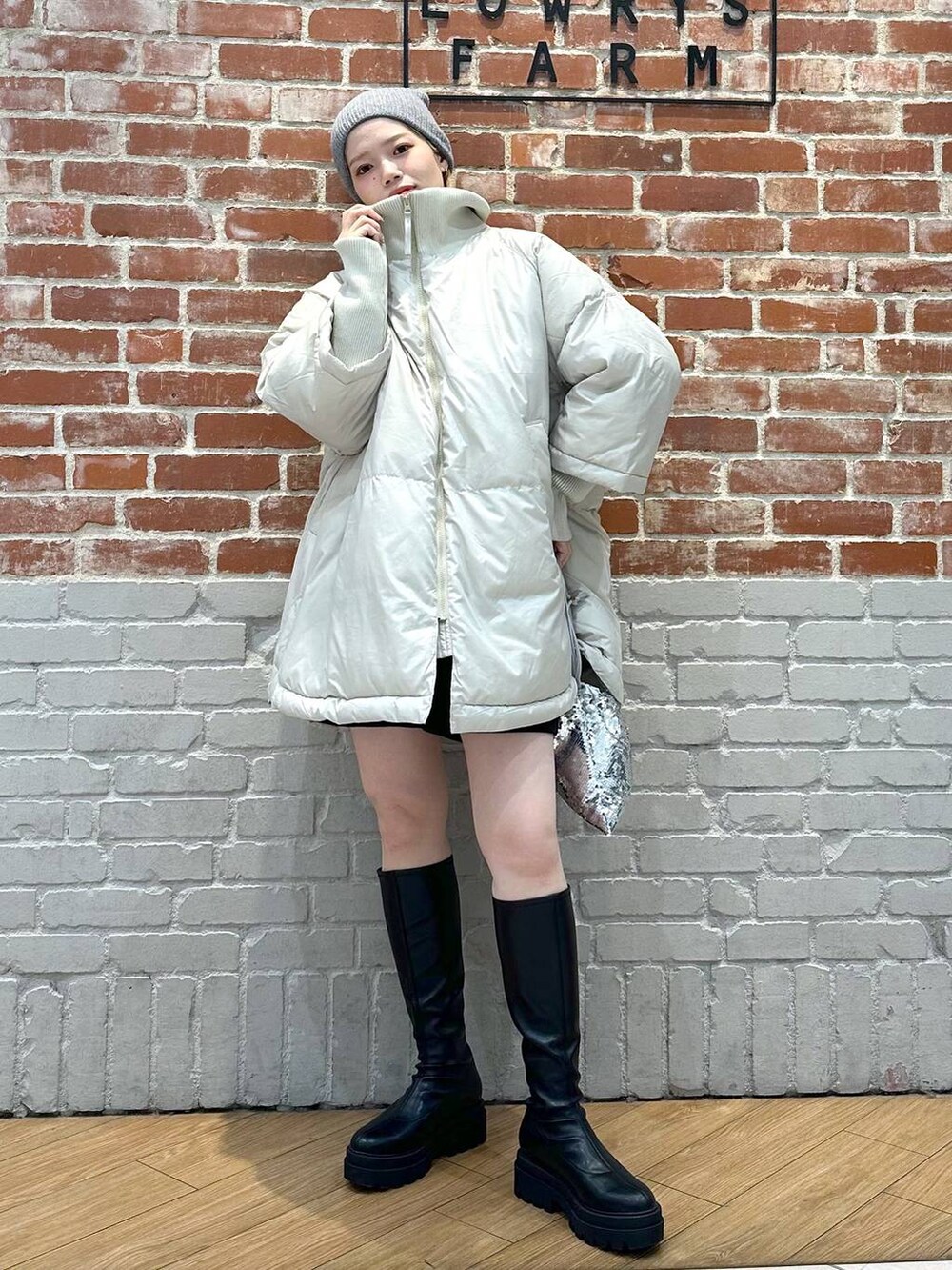 「ショートパンツ、アウター、ショルダーバッグ、冬コーデ、休日コーデ、着痩せ・細見え、カジュアル、差し色コーデ、ローリーズスタイル_LOWRYS FARM、LOWRYS FARM、ブーツ、ニット」|「LOWRYS FARMのスタンドリブポンチョ 963695(ポンチョ、ホワイト系)」を使った、mikaさん(レディース・163cm)の冬コーディネートの2枚目の写真