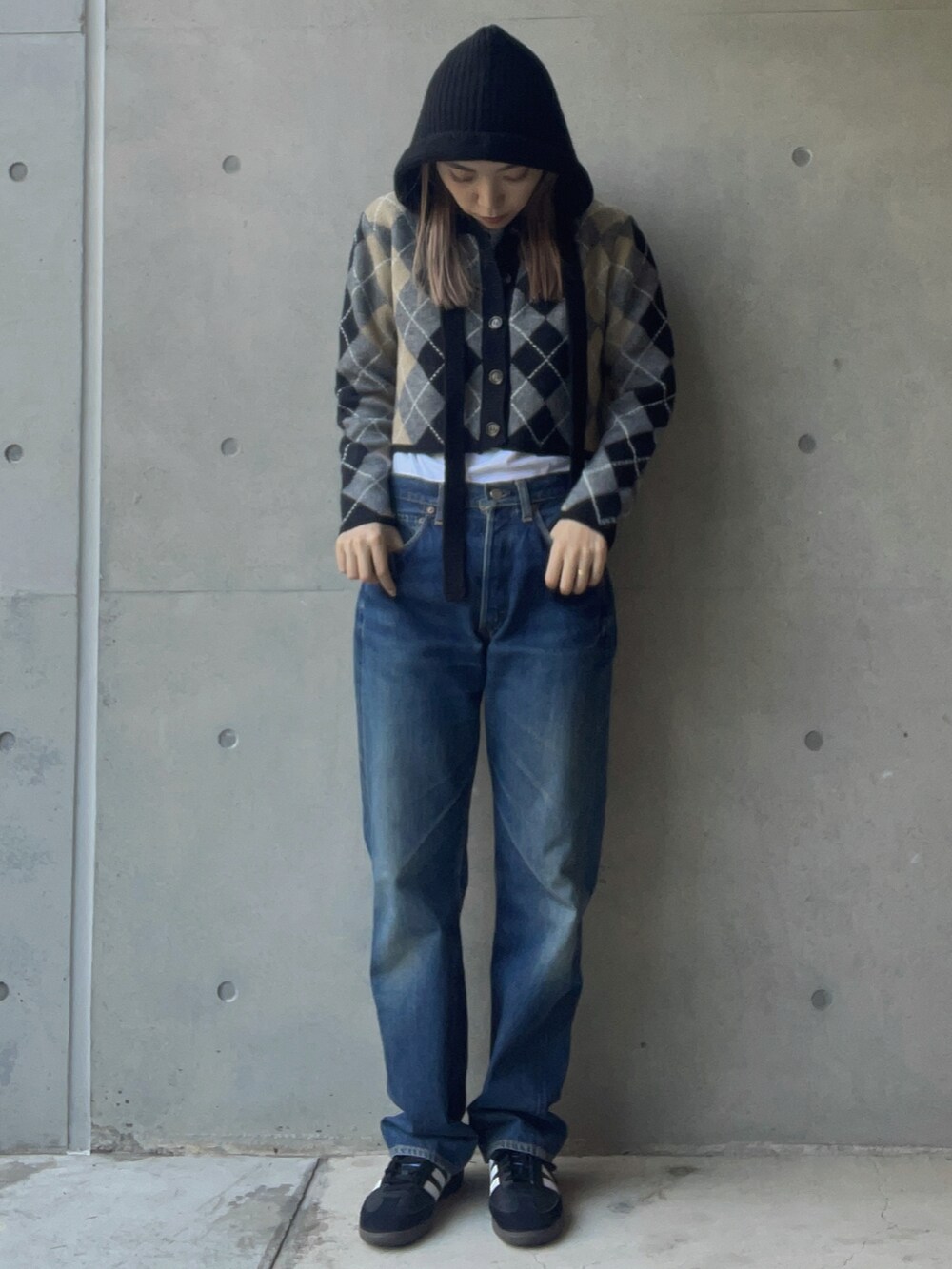 ブルー系のカーディガン/ボレロ、ブルー系のデニムパンツ、ブラック系のスニーカーを着用したレディースの冬コーディネートの4枚目の写真