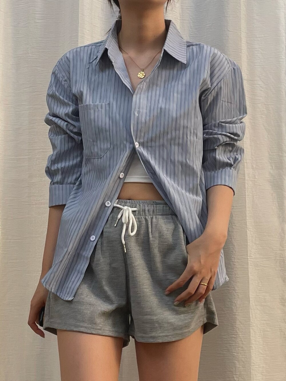 「夏ファッション、オトナカジュアル、休日コーデ、シンプル、ストライプシャツ、ワンマイルウェア、ルームウェア、夏コーデ、着回しコーデ、ゆるコーデ、カジュアルコーデ、ootd、韓国ファッション、ショートパンツ、いいね、save、フォローお願いします🤑」｜「Girly Dollのオーバーサイズストライプシャツ（シャツ/ブラウス、ブルー系）」を使った、moe〻さん（レディース・167cm）の夏コーディネートの3枚目の写真