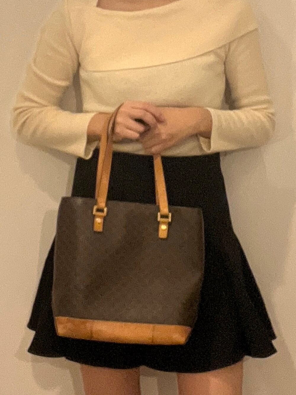 ホワイト系のニット/セーター、ブラック系のスカートを着用したレディースの秋コーディネートの3枚目の写真