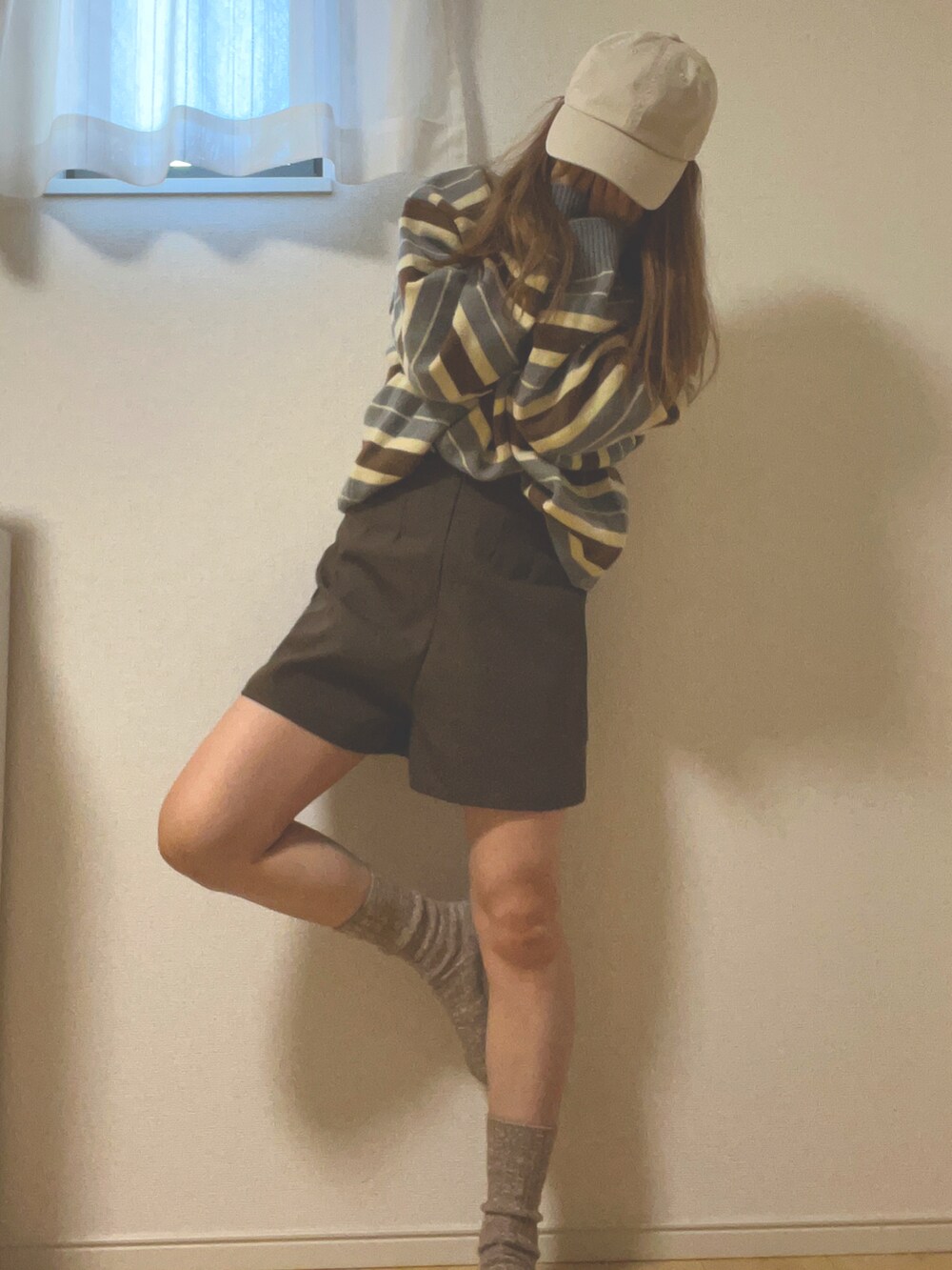 「低身長コーデ、ショートパンツ、ブラウンコーデ、おしゃれさんと繋がりたい、ボーダーニット、キャップ、シンプルスタイル、オトナカワイイ、ロングコート」｜「GRLのタックショートパンツ（その他パンツ、ブラウン系）」を使った、あじしおさん（レディース・151cm）の冬コーディネートの2枚目の写真