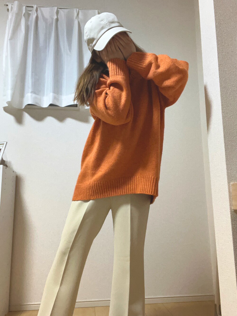 「私の推しブランド、おしゃれさんと繋がりたい、ボアジャケット、オレンジニット、低身長女子、低身長コーデ、きれいめカジュアル、冬コーデ、お出かけコーデ」｜「LOWRYS FARMのエリツキボアブルゾン　282189（ブルゾン、ホワイト系）」を使った、あじしおさん（レディース・151cm）の冬コーディネートの2枚目の写真