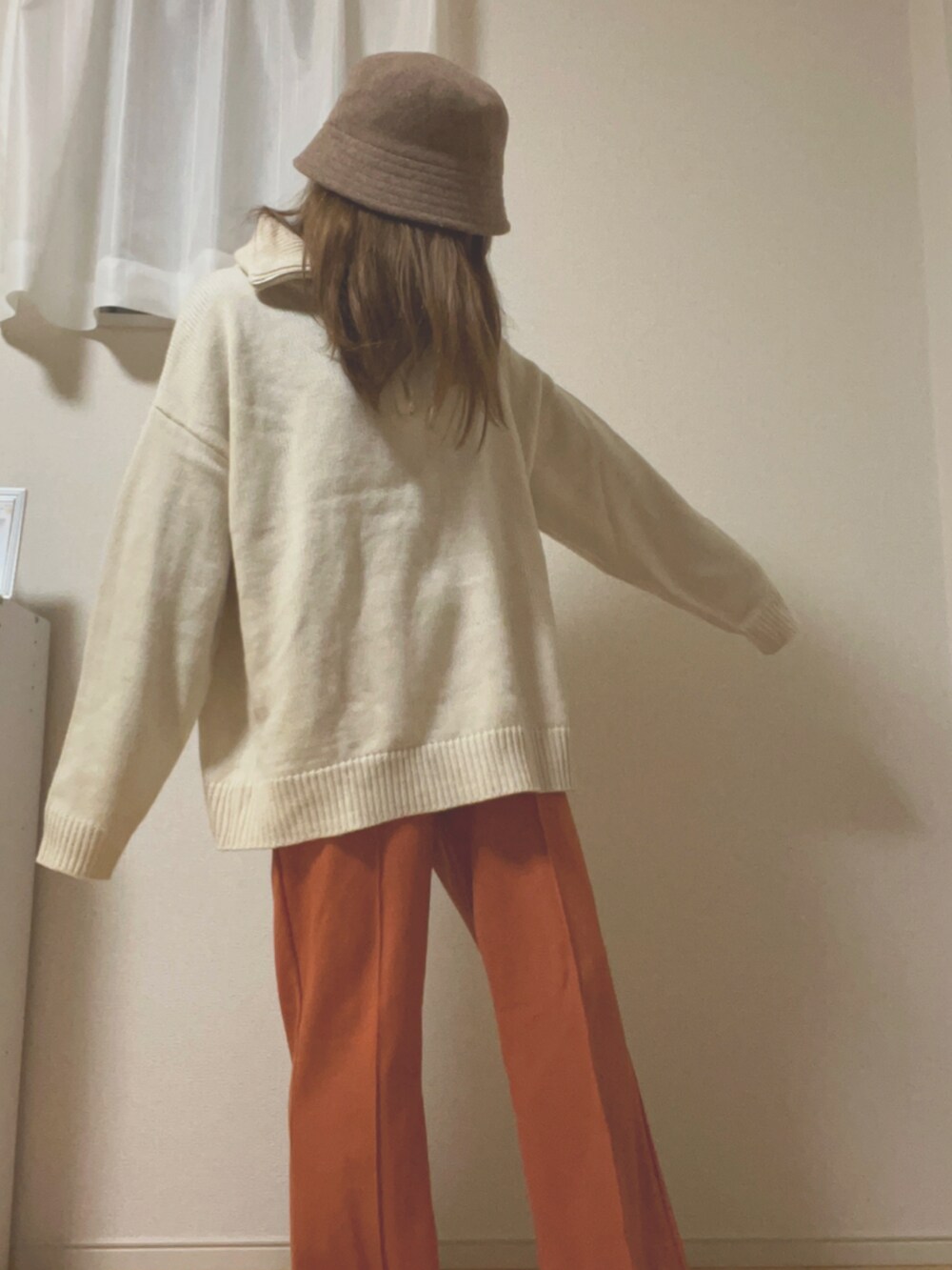 「冬コーデ、大人コーデ、オトナカワイイ、ハーフジップ、低身長、おしゃれさんと繋がりたい、オレンジパンツ、オレンジコーデ、カジュアルコーデ」｜「LOWRYS FARMのスタイルＵＰポンチパンツ　165162（その他パンツ、オレンジ系）」を使った、あじしおさん（レディース・151cm）の冬コーディネートの2枚目の写真