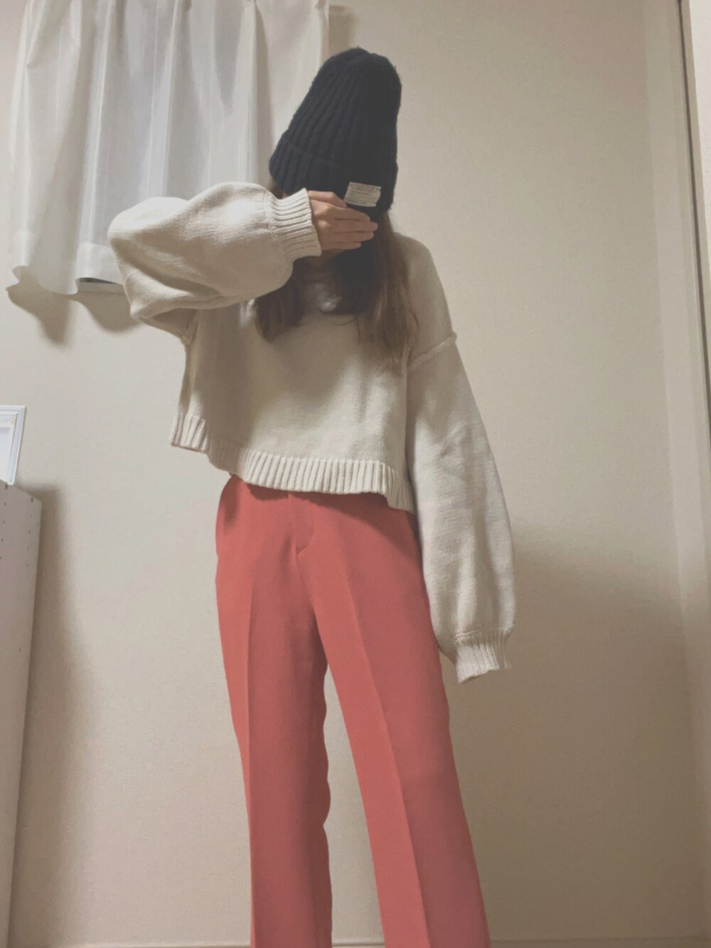 「お洒落さんとつながりたい、大人カジュアル、ニット帽、イエベ春、低身長コーデ、ピンクコーデ、カラーパンツ、ロングコート、低身長女子」｜「LOWRYS FARMのツイルカラーフレアパンツ　925462（その他パンツ、ピンク系）」を使った、あじしおさん（レディース・151cm）の冬コーディネートの2枚目の写真