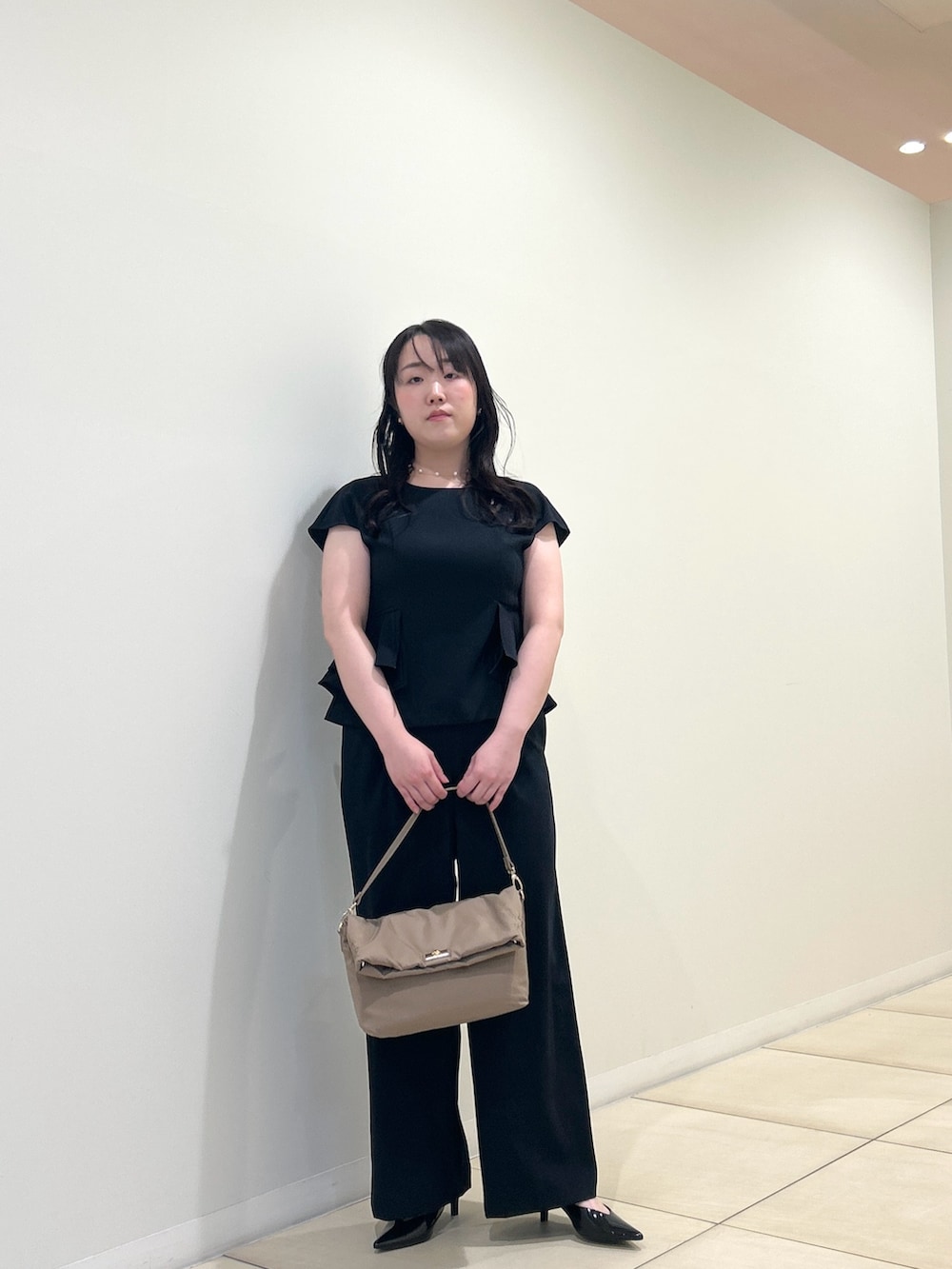ブルー系のシャツ/ブラウス、ブルー系のその他パンツ、ベージュ系のショルダーバッグを着用したレディースの夏コーディネートの5枚目の写真