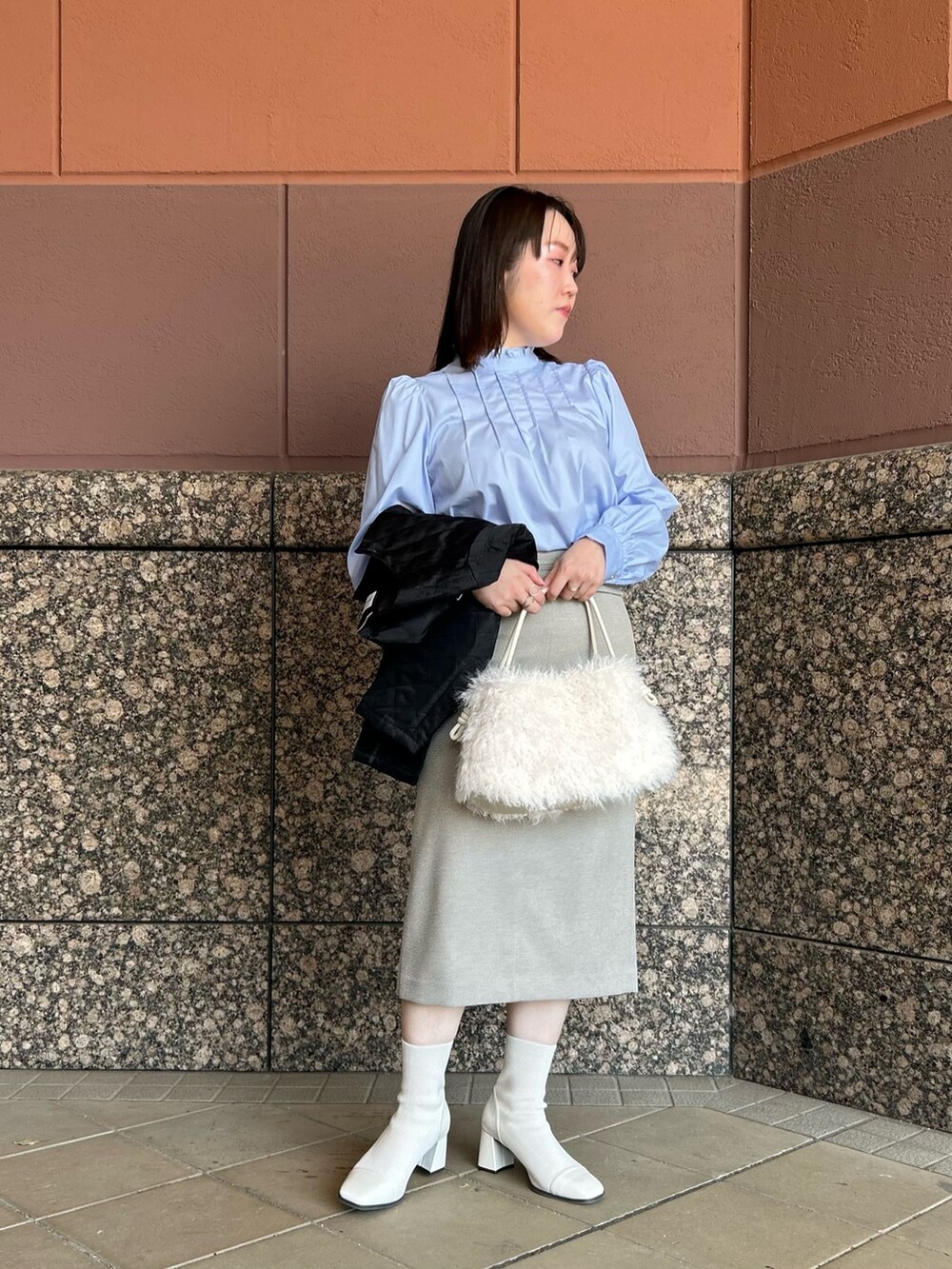 ブルー系のシャツ/ブラウス、ベージュ系のスカート、ブラック系のブルゾンを着用したレディースの秋コーディネートの2枚目の写真