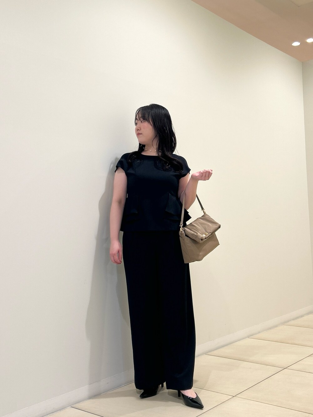 ブルー系のシャツ/ブラウス、ブルー系のその他パンツ、ベージュ系のショルダーバッグを着用したレディースの夏コーディネートの7枚目の写真