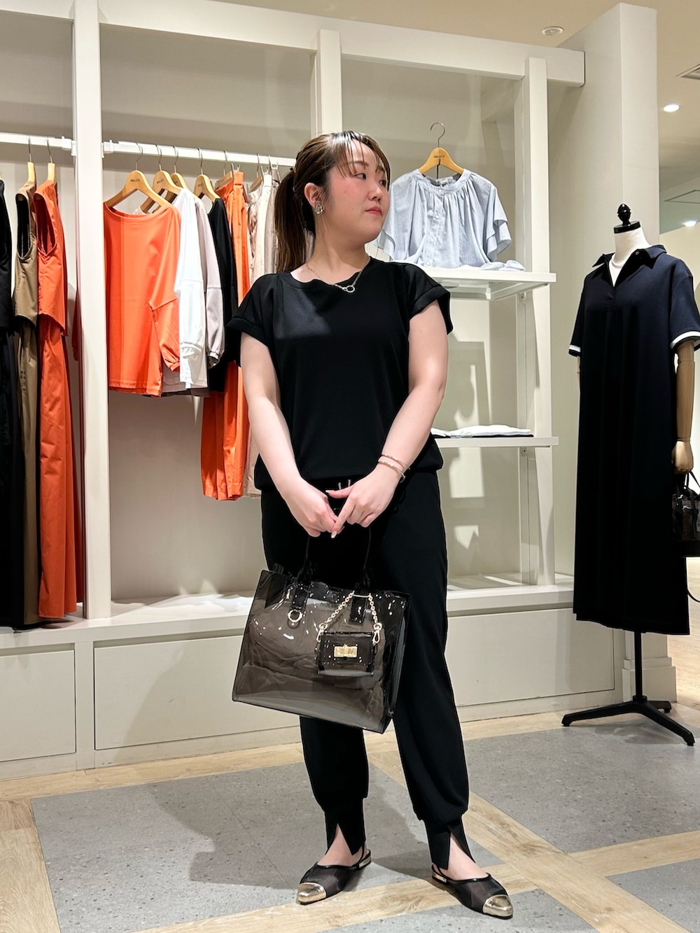 ブラック系のTシャツ/カットソー、ブラック系のその他パンツ、ブラック系のトートバッグを着用したレディースの春コーディネートの7枚目の写真