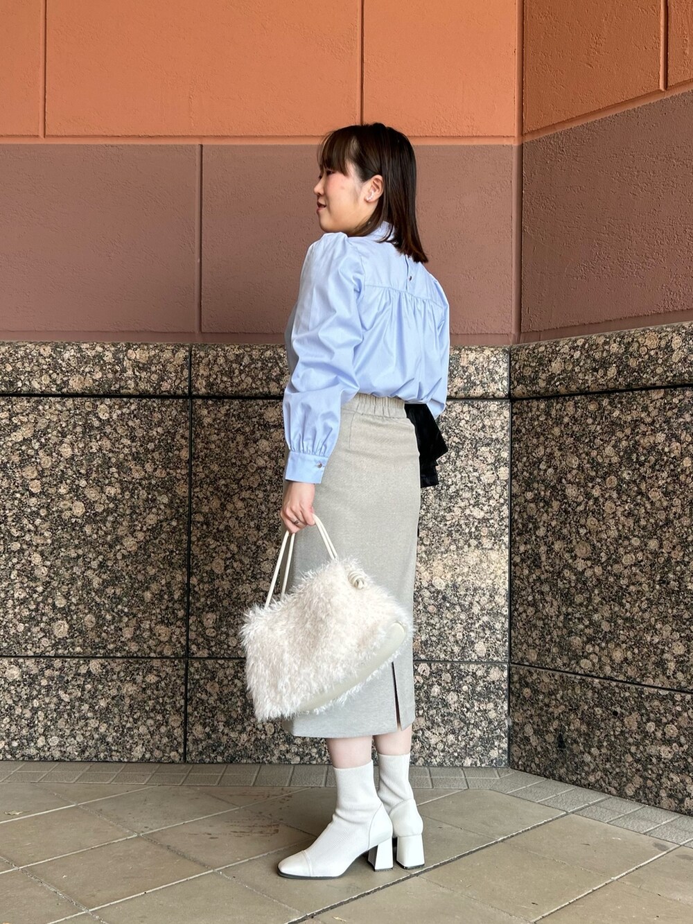 ブルー系のシャツ/ブラウス、ベージュ系のスカート、ブラック系のブルゾンを着用したレディースの秋コーディネートの3枚目の写真