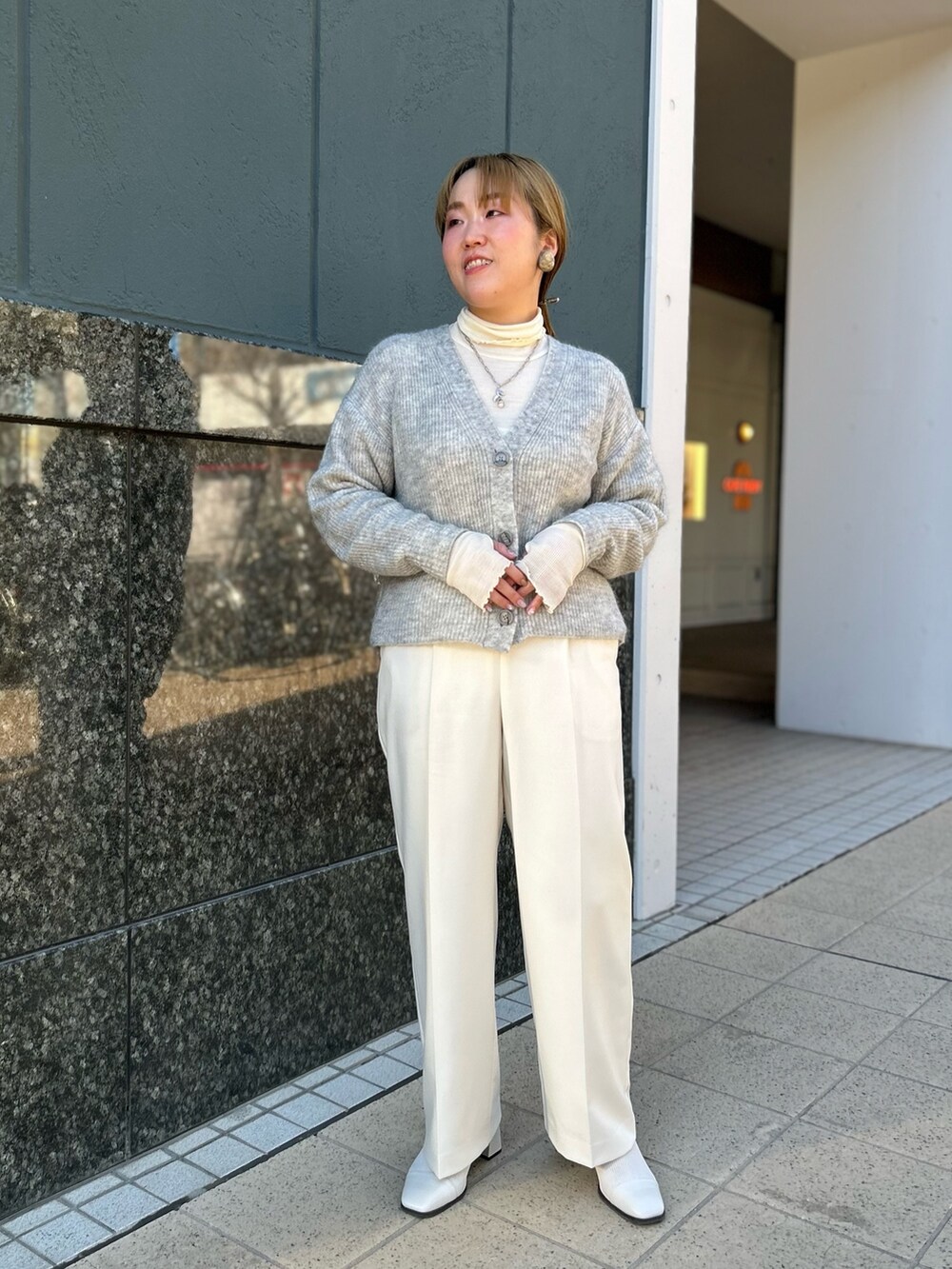 グレー系のカーディガン/ボレロ、ホワイト系のTシャツ/カットソー、ホワイト系のその他パンツを着用したレディースの冬コーディネートの9枚目の写真