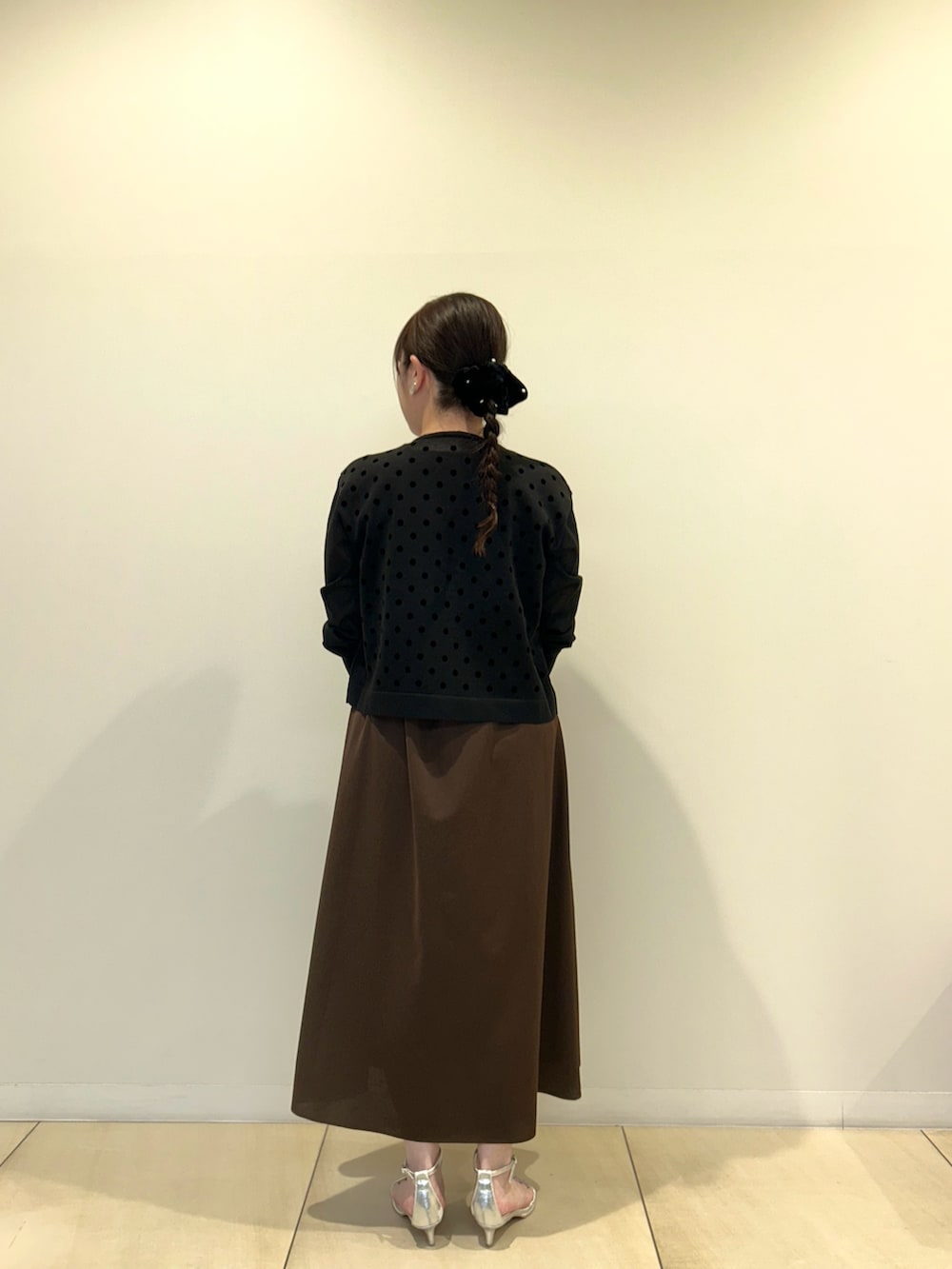 ブラック系のカーディガン/ボレロ、ブラウン系のワンピース、ブラウン系のショルダーバッグを着用したレディースの秋コーディネートの3枚目の写真