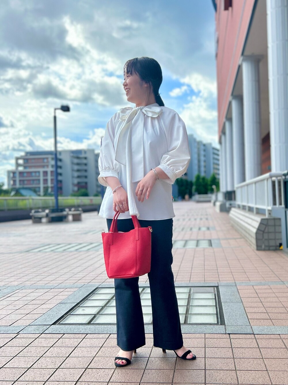 ホワイト系のシャツ/ブラウス、レッド系のトートバッグ、ブラック系のその他パンツを着用したレディースの夏コーディネートの6枚目の写真