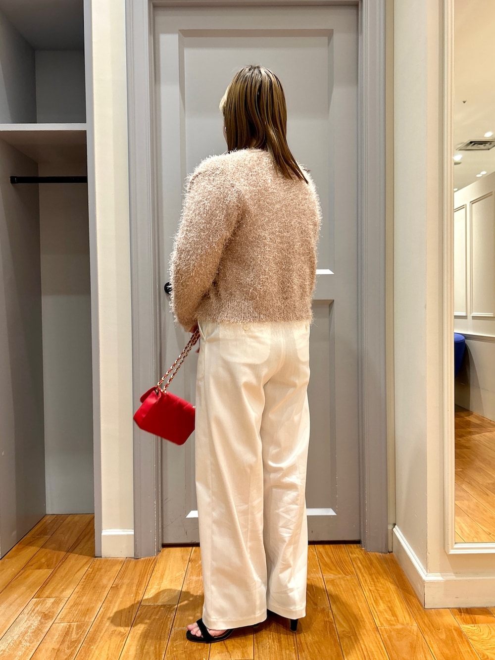 ピンク系のカーディガン/ボレロ、ホワイト系のチノパンツ、ベージュ系のTシャツ/カットソーを着用したレディースの春コーディネートの3枚目の写真