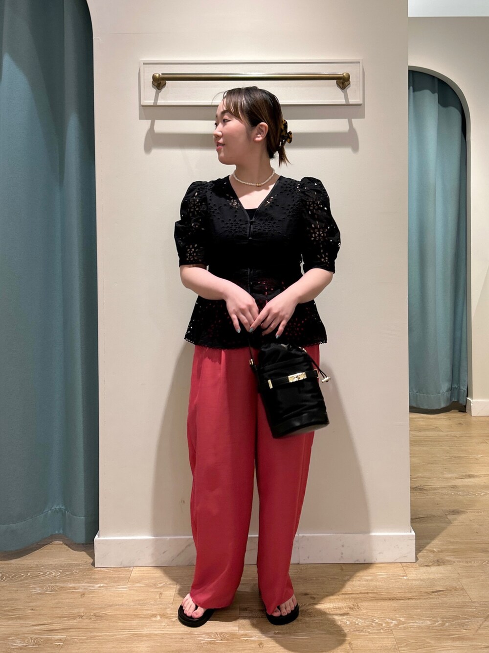 ブラック系のシャツ/ブラウス、ブラック系のタンクトップ、ピンク系のその他パンツを着用したレディースの夏コーディネートの10枚目の写真