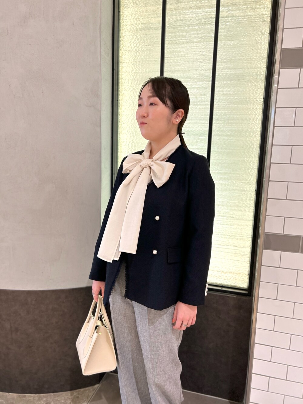 ブルー系のノーカラージャケット、ホワイト系のシャツ/ブラウス、グレー系のその他パンツを着用したレディースの秋コーディネートの10枚目の写真