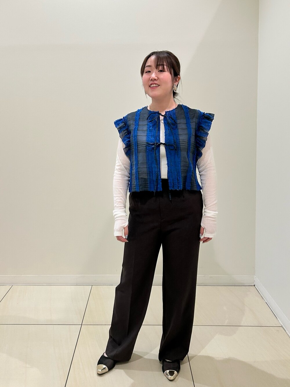 ブルー系のシャツ/ブラウス、ブラウン系のその他パンツ、シルバー系のリングを着用したレディースの秋コーディネートの5枚目の写真