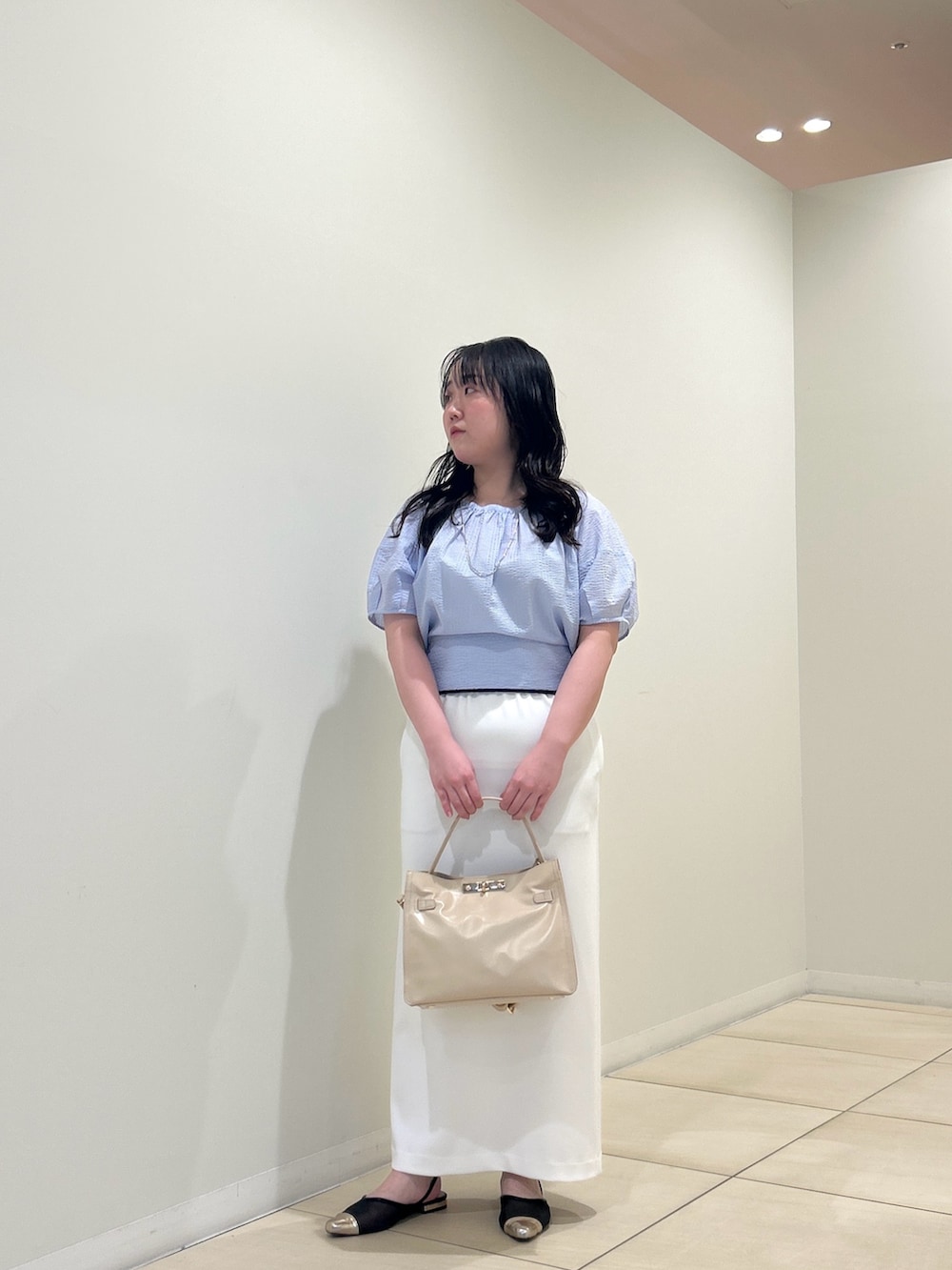 ブルー系のシャツ/ブラウス、ホワイト系のスカート、ベージュ系のトートバッグを着用したレディースの夏コーディネートの8枚目の写真