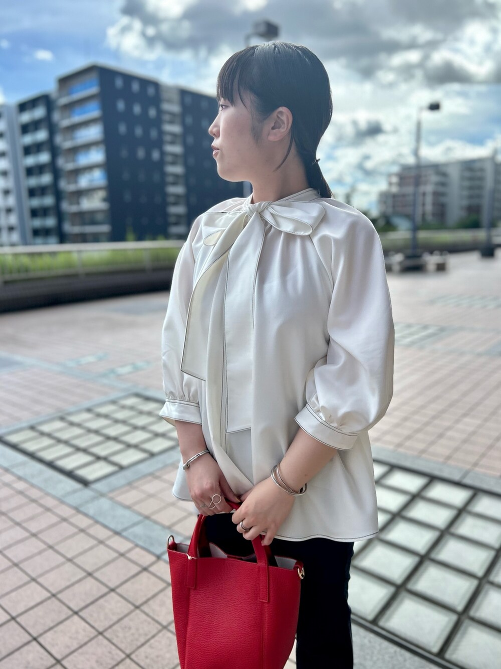 ホワイト系のシャツ/ブラウス、レッド系のトートバッグ、ブラック系のその他パンツを着用したレディースの夏コーディネートの8枚目の写真