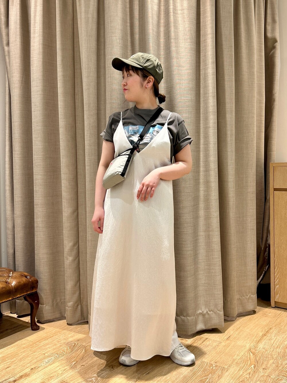 グレー系のTシャツ/カットソー、ホワイト系のワンピース、ベージュ系のショルダーバッグを着用したレディースの春コーディネートの8枚目の写真