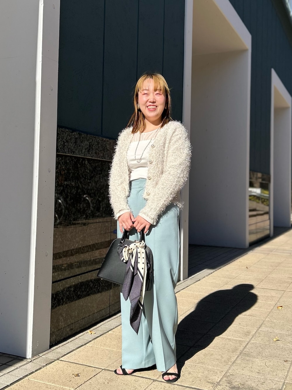 「レイヤードスタイル、ニット、カーディガン、ワイドパンツ、カットソー、シアートップス、カラーパンツ、ラメ、春、春コーデ、オトナカジュアル、ママコーデ、オトナ女子、骨格ストレート、ぽっちゃり」｜「NOLLEY’Sの《手洗い可能》ラメファンシーVネックカーディガン（カーディガン/ボレロ、ホワイト系）」を使った、Hori.Aさん（レディース・158cm）の冬コーディネートの2枚目の写真