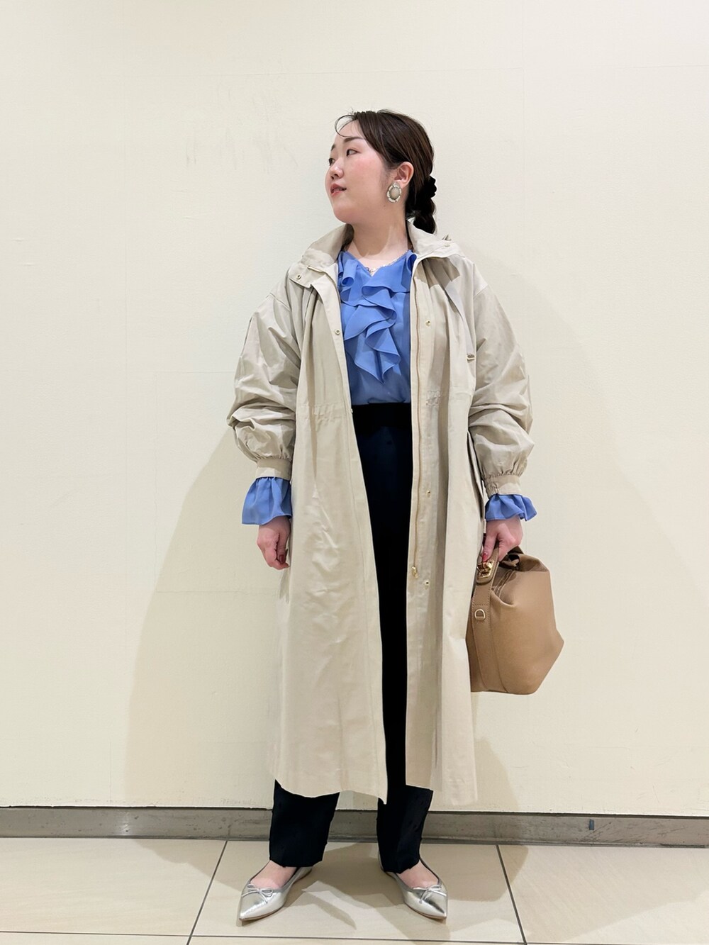 ベージュ系のダッフルコート、ブルー系のシャツ/ブラウス、ブルー系のその他パンツを着用したレディースの春コーディネートの8枚目の写真