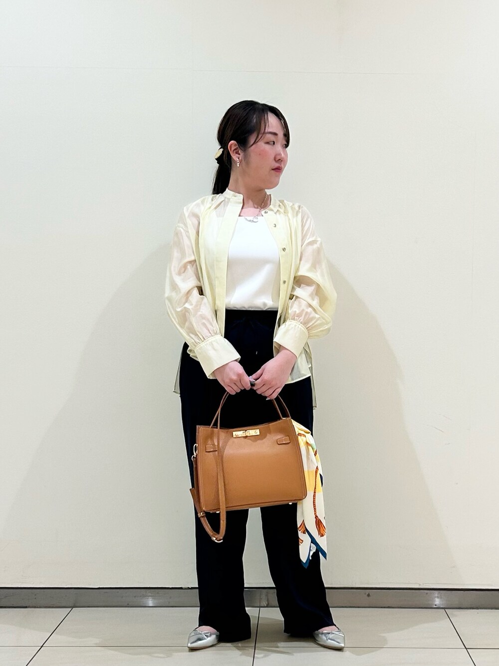 イエロー系のシャツ/ブラウス、ホワイト系のタンクトップ、ブルー系のその他パンツを着用したレディースの春コーディネートの5枚目の写真