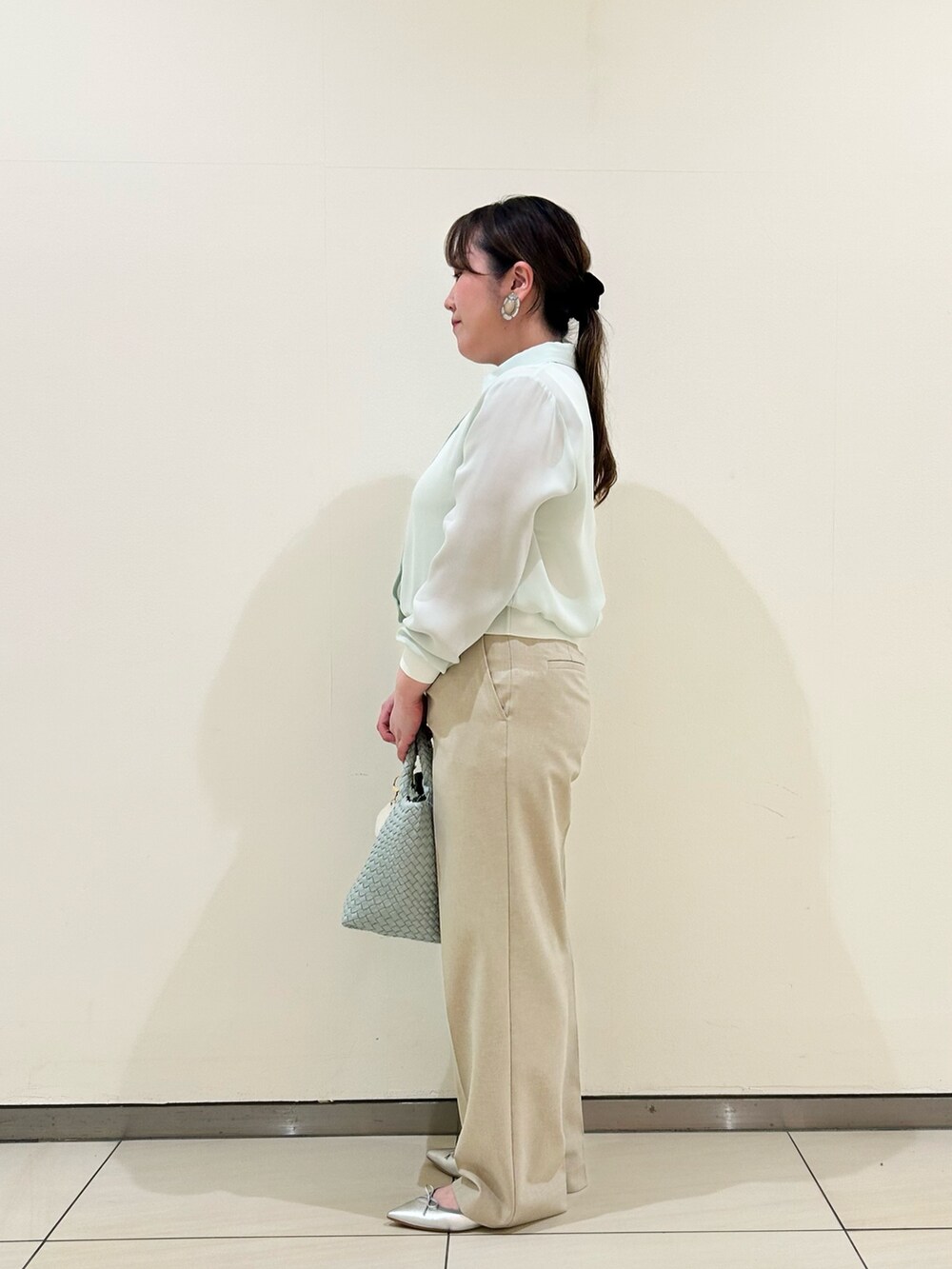 「ワイドパンツ、淡色コーデ、シンプルコーデ、きれいめカジュアル、休日スタイル、シアートップス、シャツスタイル、ラクチンコーデ、オトナ女子、オトナカジュアル、キレイめ、ママコーデ、お出かけコーデ、骨格ストレート、ぽっちゃり」｜「NOLLEY’Sのカフス裾リブシフォンシャツ（シャツ/ブラウス、グリーン系）」を使った、Hori.Aさん（骨格ストレート・レディース・158cm）の春コーディネートの2枚目の写真