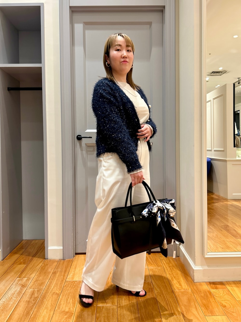 ブルー系のカーディガン/ボレロ、ホワイト系のチノパンツ、ベージュ系のTシャツ/カットソーを着用したレディースの春コーディネートの6枚目の写真