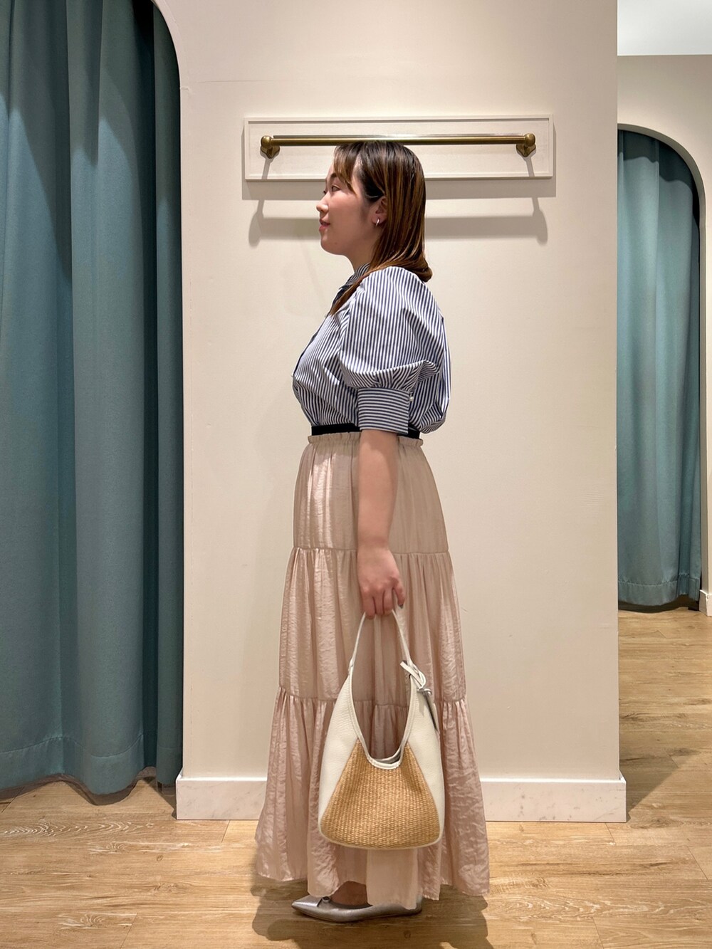 ブルー系のシャツ/ブラウス、ピンク系のスカート、ホワイト系のトートバッグを着用したレディースの夏コーディネートの3枚目の写真