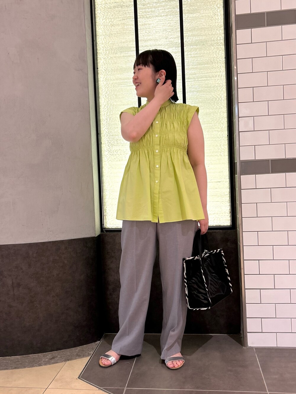 グリーン系のシャツ/ブラウス、ブラック系のトートバッグ、グレー系のその他パンツを着用したレディースの夏コーディネートの8枚目の写真