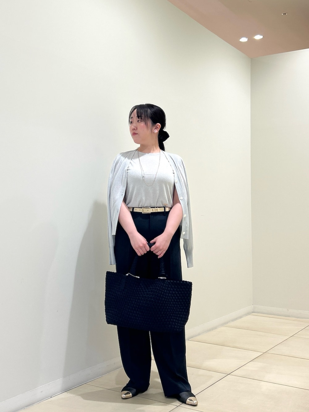 シルバー系のカーディガン/ボレロ、シルバー系のニット/セーター、ブルー系のその他パンツを着用したレディースの夏コーディネートの7枚目の写真