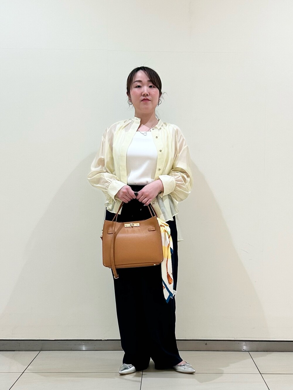 イエロー系のシャツ/ブラウス、ホワイト系のタンクトップ、ブルー系のその他パンツを着用したレディースの春コーディネートの6枚目の写真